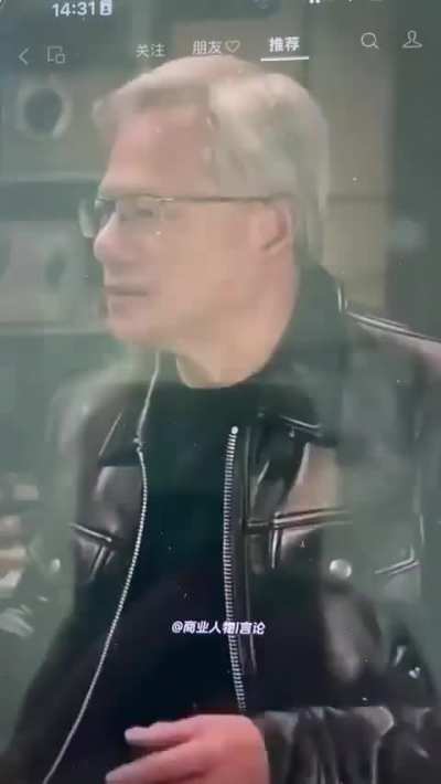 英伟达创始人黄仁勋说：“我之所以如此幸运能有今天的成就，完全仰赖于我的父亲有远见卓识，他把我带到美利坚，我的美国梦因此而成真，我为此感激不尽！粉红们想要成为人之前请首先要学会感恩！