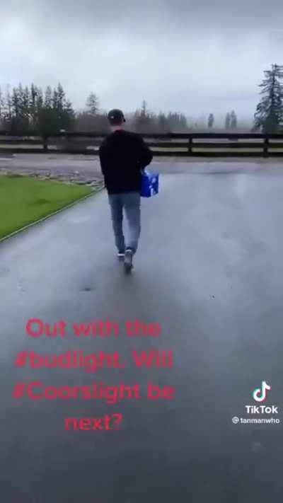 Homophobic MAGA dumbfuck pours out Budweiser to own the libs