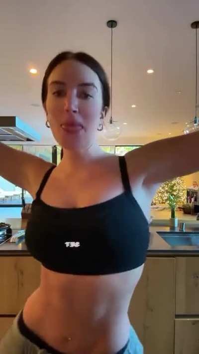 Stassie's fit body via tiktok