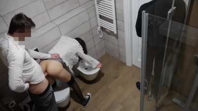 Tuvalette kıza pompalıyorlar