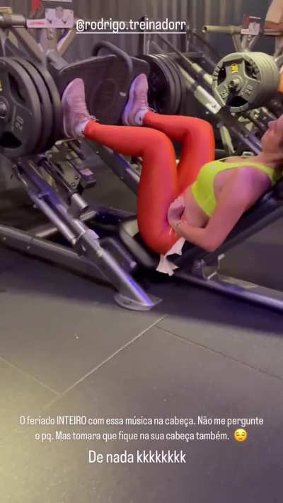 L&iacute;via Nepomuceno.
