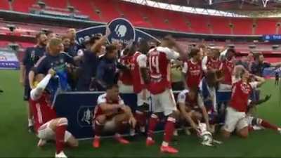 Auba drops the cup