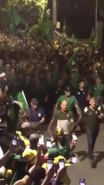 Fascists bolsonaro supporters continue to demonstrate in Brazil, calling for a military intervention under the same motto it happened in the country in 1964 when the military made a coup and stayed in power for 21 years. They call of "God, Fatherland and 
