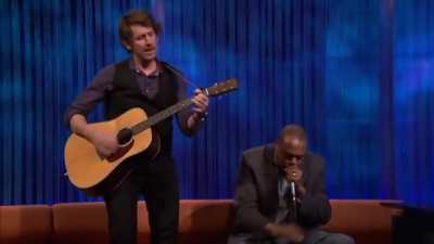 Michael Winslow играет ротом