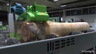 Log debarking machine