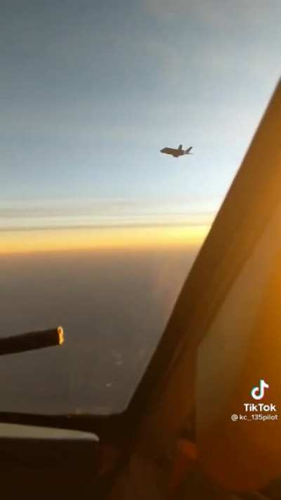 F35 Zooms Away