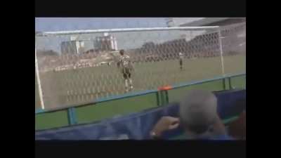 eis que o muquinha joga de goleiro e o chat vai torcer pra ele no estádio