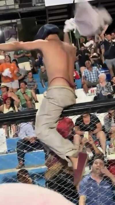 Apareció un gaucho en tanga en el festival de Jesús María