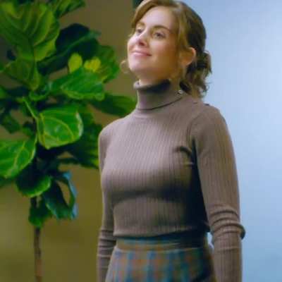 Alison looking amazing in that 80s turtleneck in GLOW (2019)