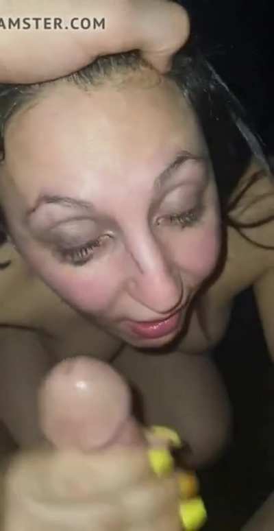 French brunette licks a Big Arab Cock - Fran&ccedil;aise l&egrave;che un zob de rebeu du 13
