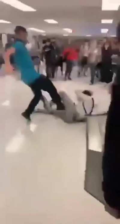 Fight that happened in my high school(im not the one recording)kid in blue broke other kids nose