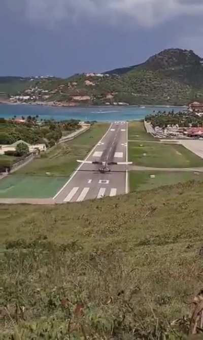 Insane approach at Gustaf III airport located in Saint Barth&eacute;lemy island