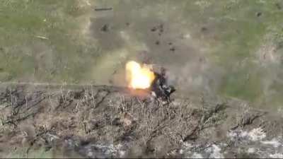 A Russian T-72B tries go around two destroyed Russian MT-LBs on a road, the tank ends up driving into a mine and is damaged then abandoned (north of Volodymyrivka, Donetsk Oblast)
