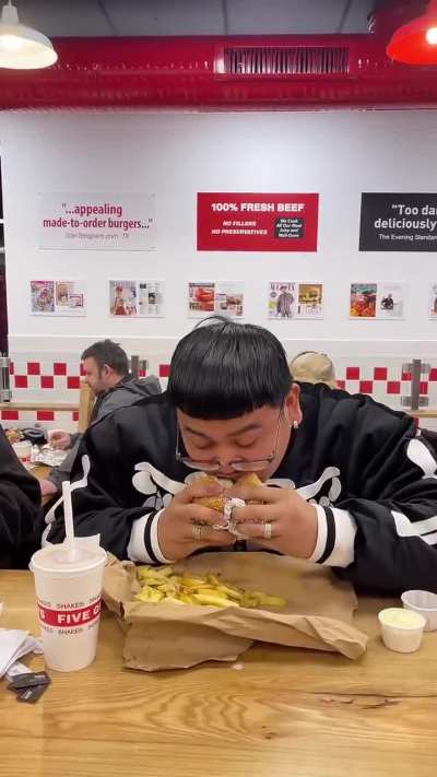 Yo comiendo hamburguesas de 1 d&oacute;lar: