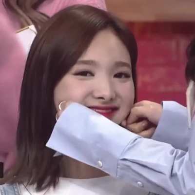 161101 Nayeon being.. Nayeon?