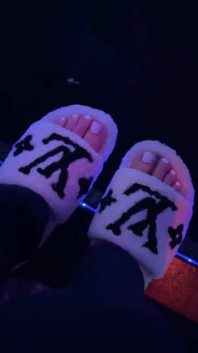 Sarah&rsquo;s cute white toes