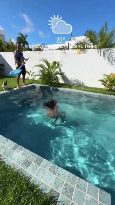 Na piscina