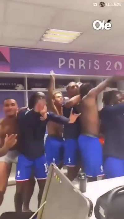 Tremendo el canto que se mandaron los de Francia despu&eacute;s de ganarle a Argentina. Qu&eacute; dir&aacute; la FIFA al respecto?! 
