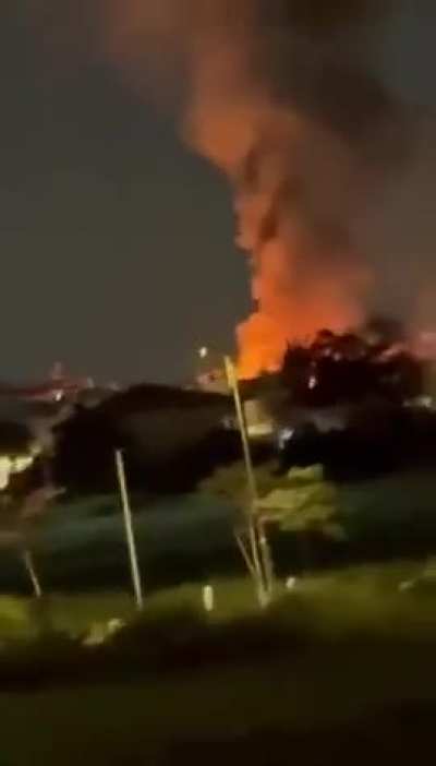 انفجار ضخم يظهر الان في تل أبيب بعد هجوم بصاروخ إيراني