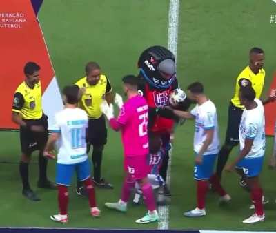 Tot&oacute;i, filho do Everton Ribeiro, tietando o Curi&oacute;
