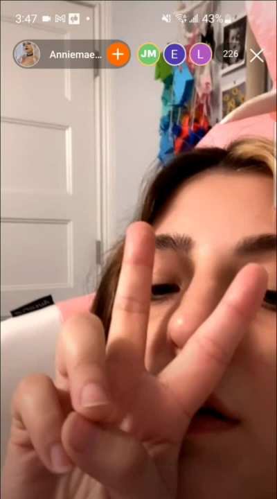 Flashing pussy spreading- Clapper