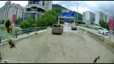 Taxi driver blocks highway to shout on the other driver