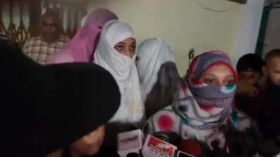 Ujjain: 4 youths &amp; a woman assaulted &amp; molested a female Muslim physiotherapist doctor. They also thrashed her cousin with a sword who came to rescue her. Police refused to take action but later lodged FIR after community surrounded the police station.