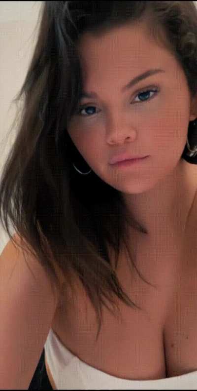 Mommy Selena Gomez showing off her great assets