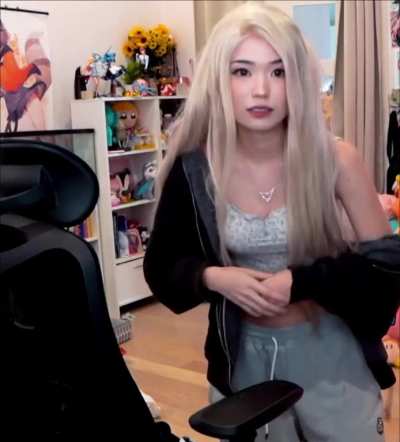 Blond Emiru abs