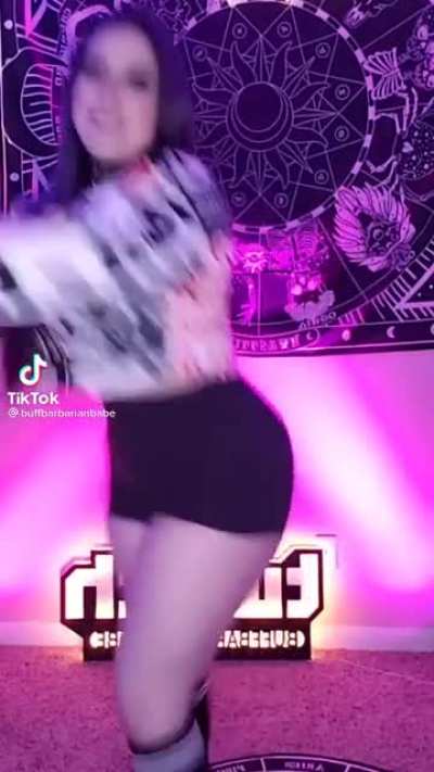 She can powerlift me, damn 🥵