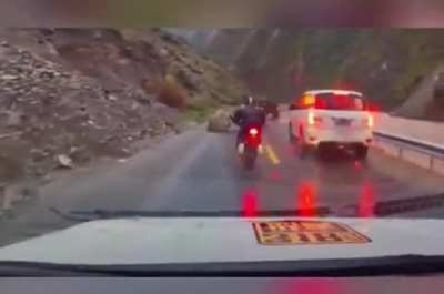 Idiot trying to Overtake Vehicle &amp;amp; Get Stuck between two Boulders