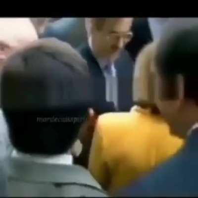 &Ccedil;ocuklar sadece annenizin babanızın ve &ouml;ğretmenlerinizin ellerini &ouml;p&uuml;n.