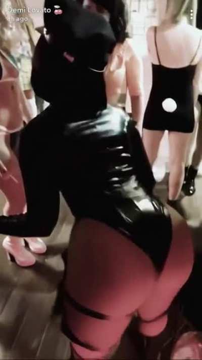 anyone think that she&rsquo;s gonna top this outfit this halloween?