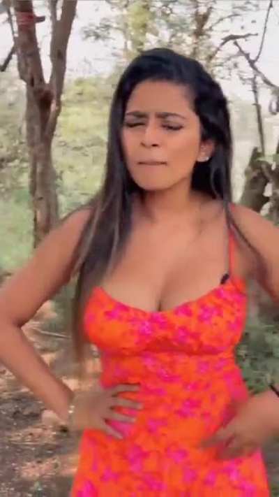 Slut Suhuu and her boobies