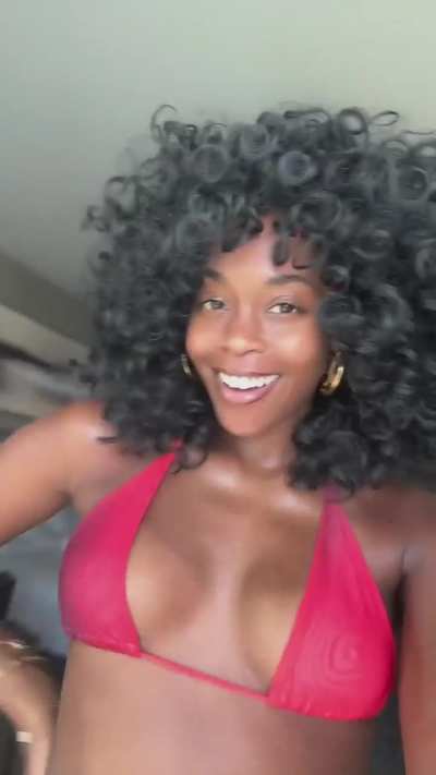 Nafessa Williams 