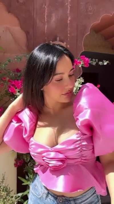 Neha Sharma ke tight chuche choosene hai...Khadi hai raand k tarah ki koi aaye aur paise de ise