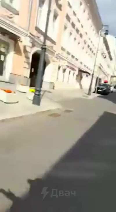 В Москве киберцыгане принялись воровать электросамокаты, не зная, что в них есть GPS-трекер и владельцы могут их отследить. На видео один из таких случаев. Нужно пересмотреть &laquo;Большой куш&raquo;