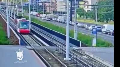 Cyclist is crushed by a train because he didn&rsquo;t take the time to stop and check the tracks