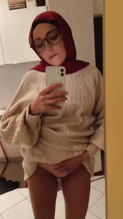 Raise your hand if you&rsquo;d fuck an Arab girl like me😋