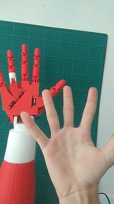 Robot elin yeni versiyonu bitti (nah çekmeyi fotoğraf olarak atacağım)