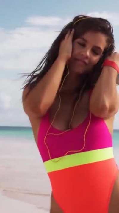 Barbara Palvin - Sports Illustrated Swimsuit 2018 - Hot Vertical Edit