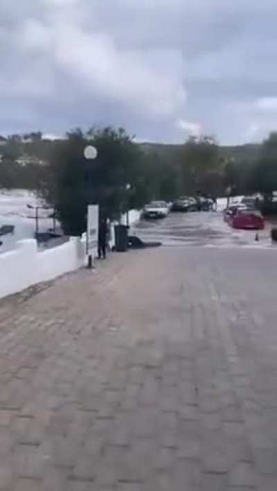 Seferhisar'da suyun y&uuml;kseldiği anlara ait g&ouml;r&uuml;nt&uuml;