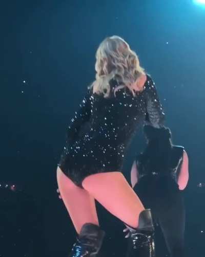 Damn! That butt cleavage!