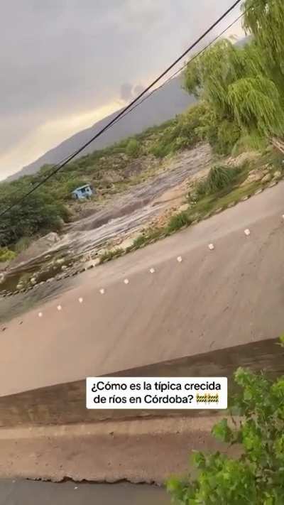 Asi son las crecidas de los rios en Cordoba, si van a veranear alla jamas acampen en lugares no permitidos y sobre todo si les dicen que salgan porque viene la crecida, SALEN.