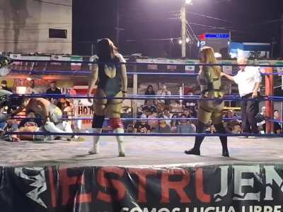 Lady Maravilla and Lady Flammer celebrate after their win at Arena universal November 2025