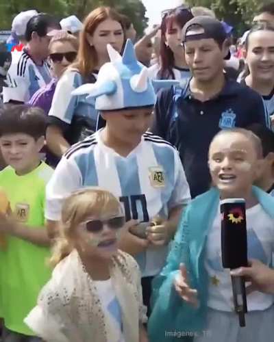 Antes del partido en el Monumental dos nenas cantaron nueva versión de MUCHACHOS