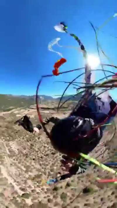 Skydiver manages to untangle their parachute in time