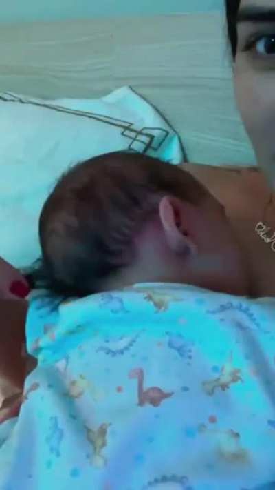 Sunaika Bruna (bico do mamilo abaixo da m&atilde;o dela). NSFW/ADULTO