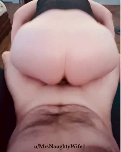 I love bouncing on Daddy&rsquo;s cock showing off my ass to him on Wagon Wednesday 