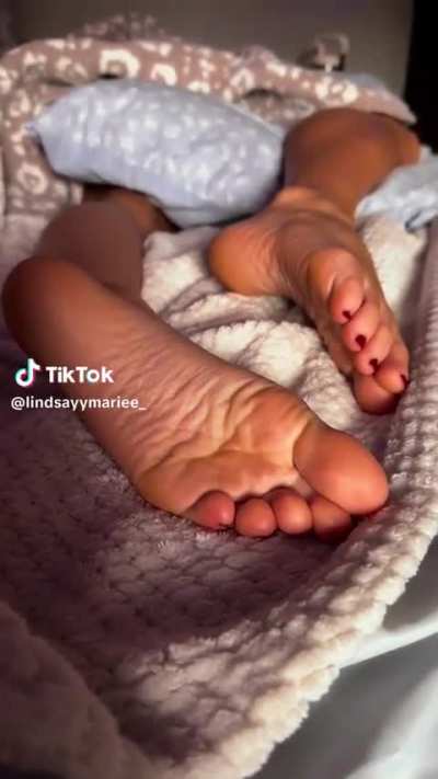 lindsayymariee_ - I love bed time soles - sniff or tickle?? I can&rsquo;t decide haha